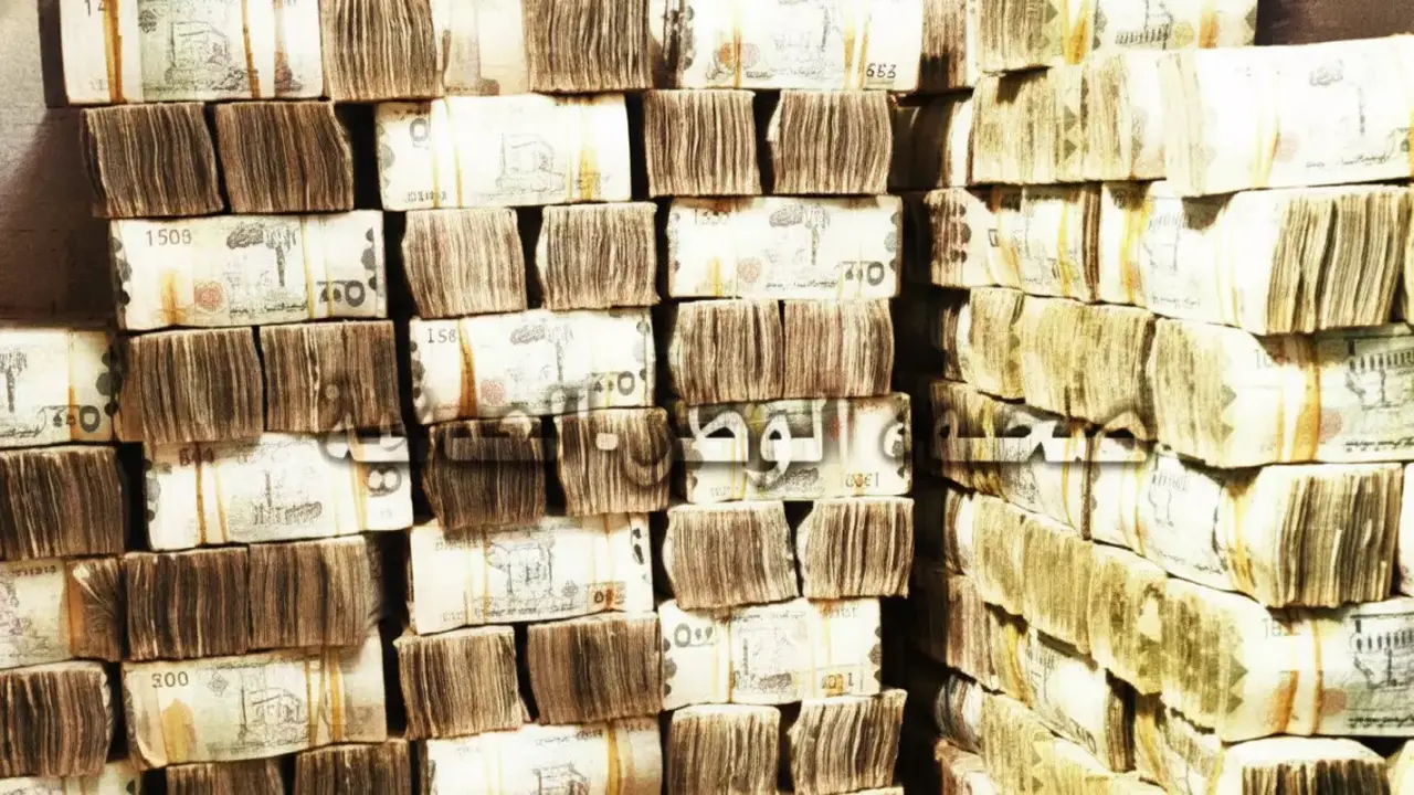 اتساع الفجوة السعرية للدولار بين عدن وصنعاء لتسجل فارقاً تاريخياً يصل لـ 1000 ريال